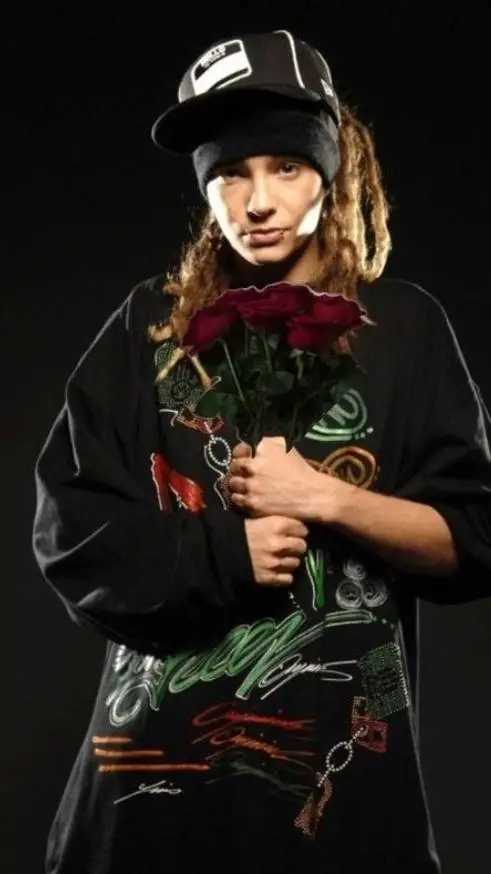 ai character: Tom kaulitz  background