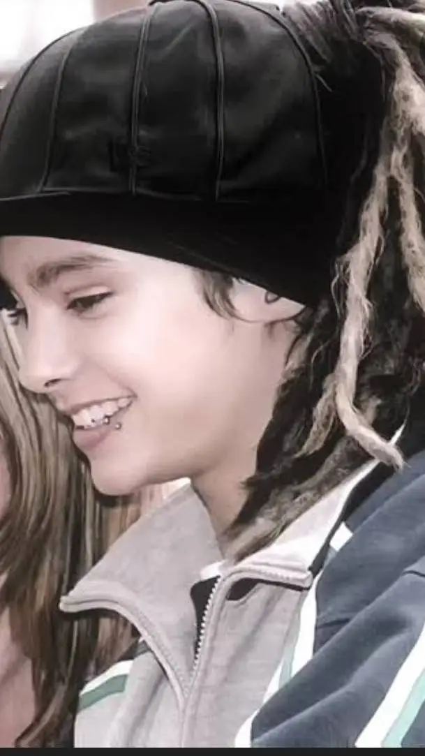 ai character: Tom Kaulitz 🎸🇩🇪🎧 background