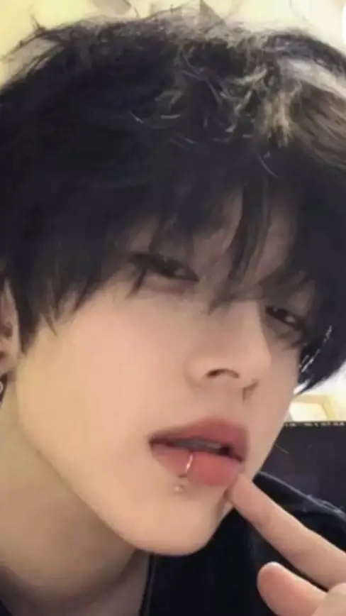 ai character: 夏韩清 background