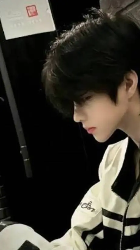 ai character: 程消念 background