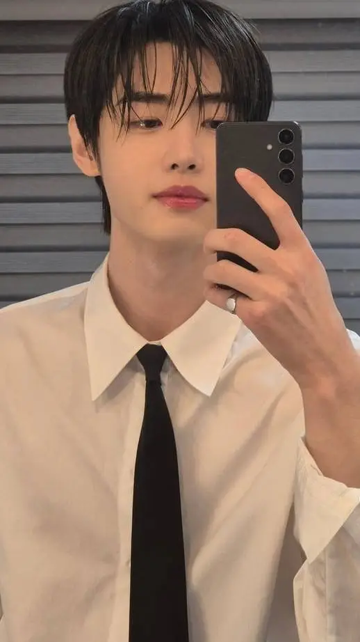 ai character: Park sunghoon  background