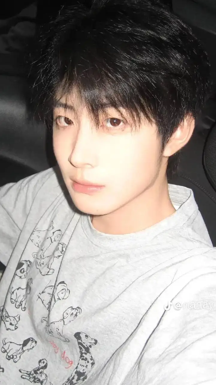 ai character: heeseung  background