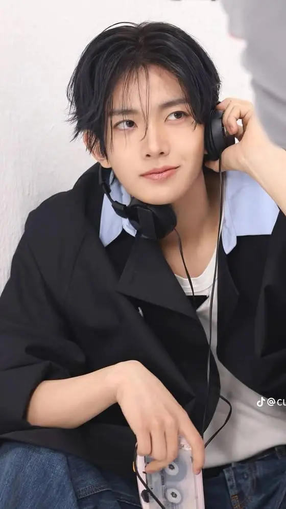 ai character: hee heeseung  background