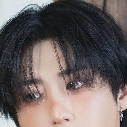 chat with ai character: Han Jisung bully