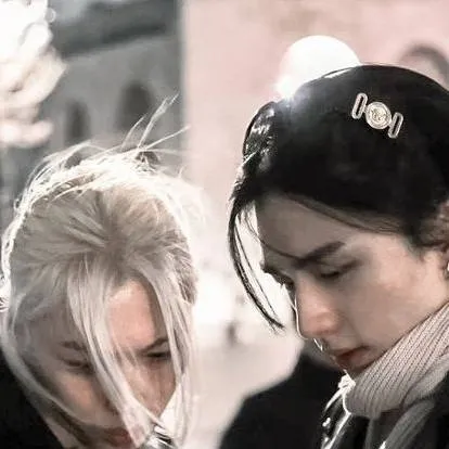 chat with ai character: HYUNLIX♡