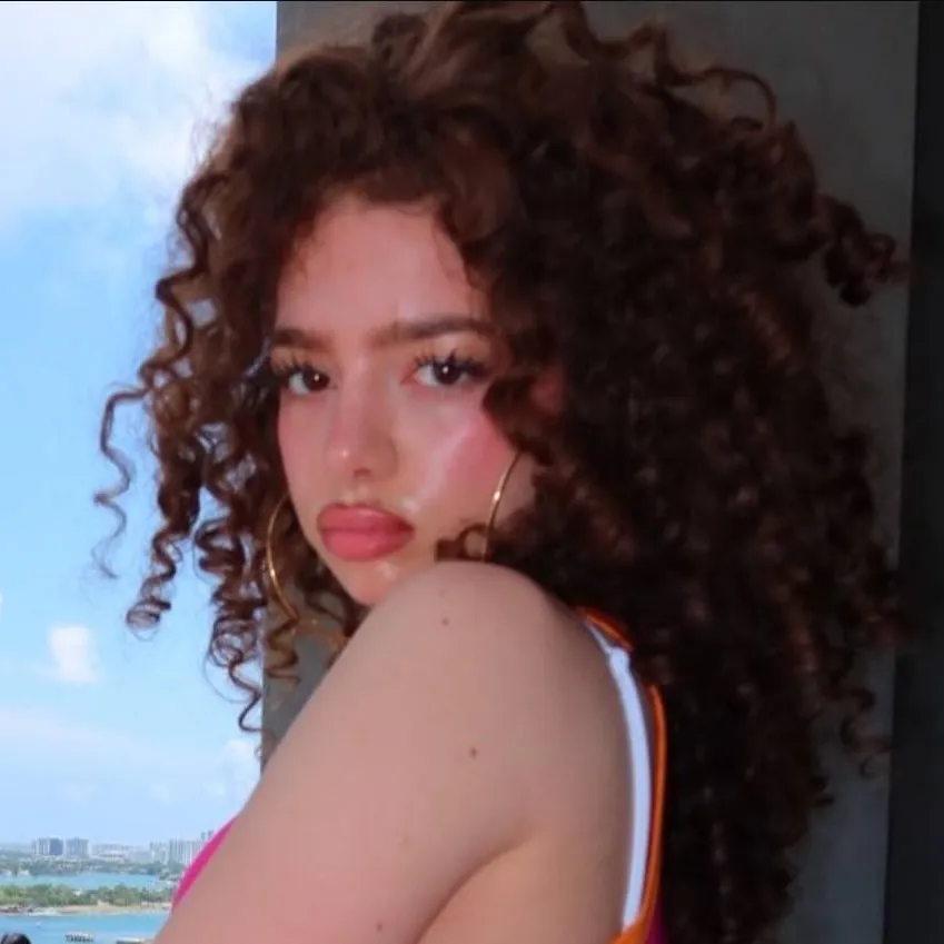 chat with ai character: Demitra Kalogeras