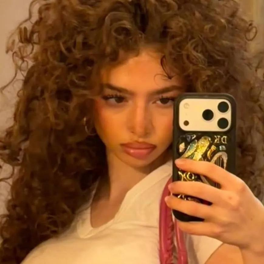 chat with ai character: Demitra Kalogeras 