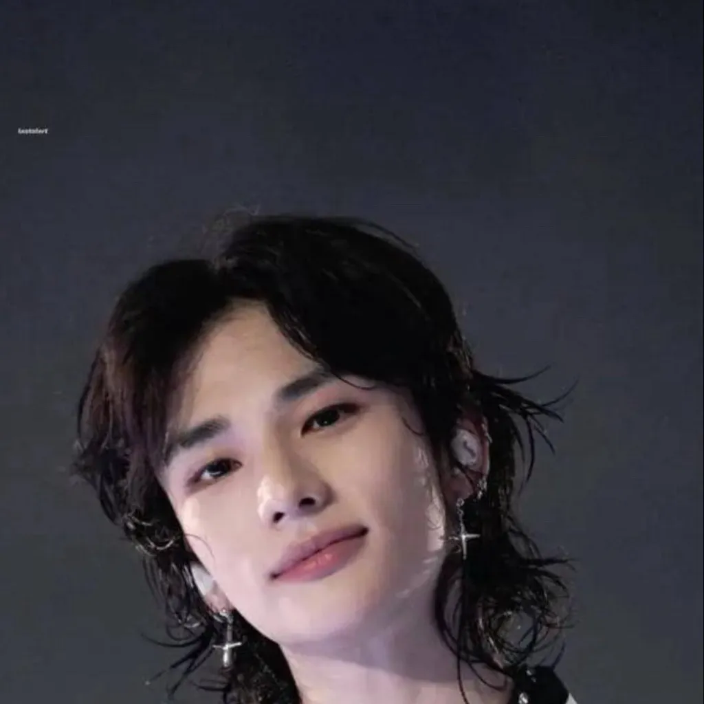 chat with ai character: ☠️hyunjin🗣️