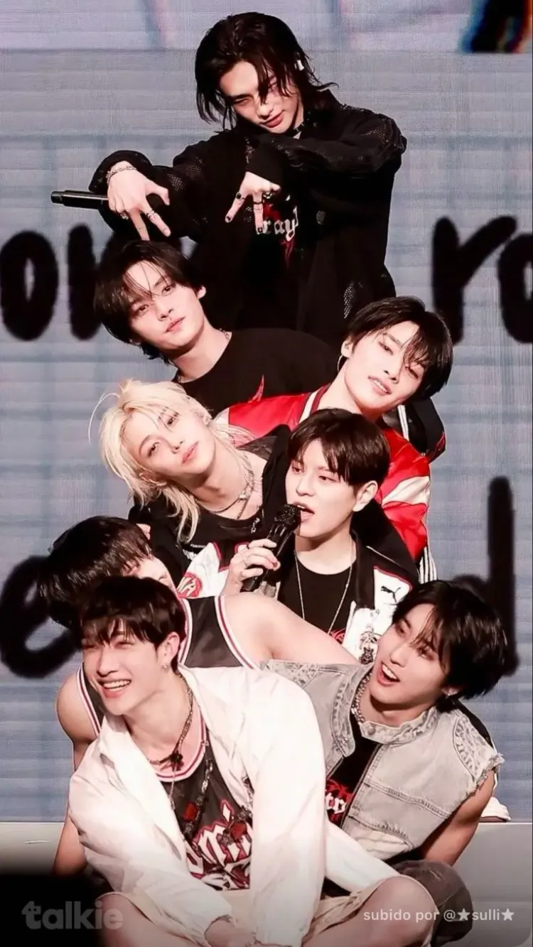 ai character: HYUNJIN🗣️ background