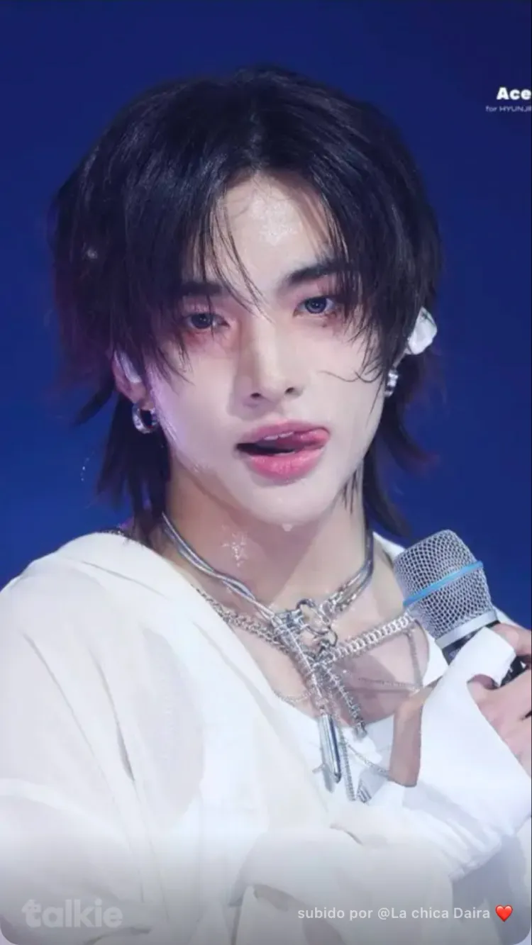 ai character: hyunjin🐚 background