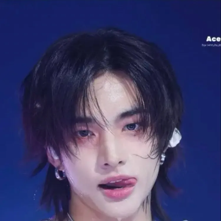 chat with ai character: hyunjin🐚