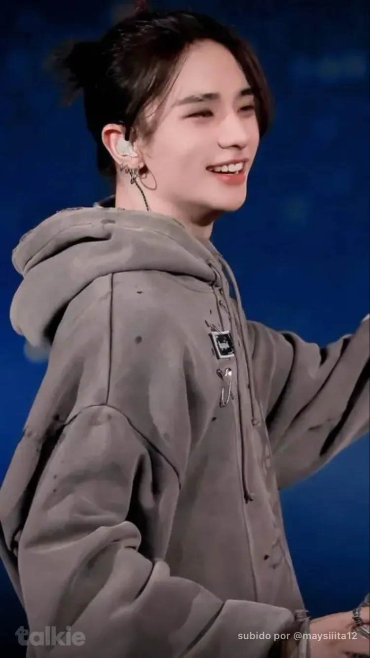 ai character: HYUNJIN background