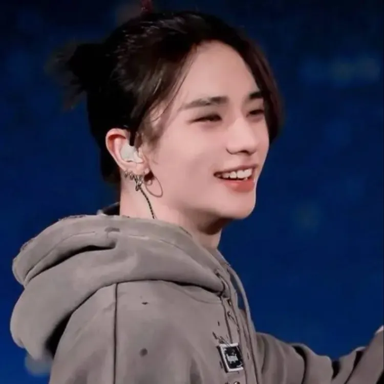 chat with ai character: HYUNJIN