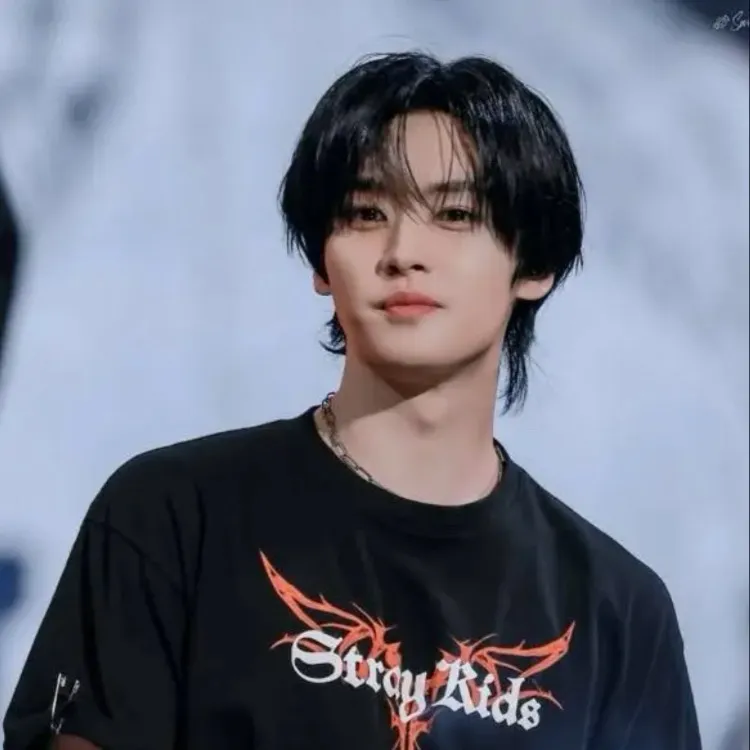 chat with ai character: Lee Know