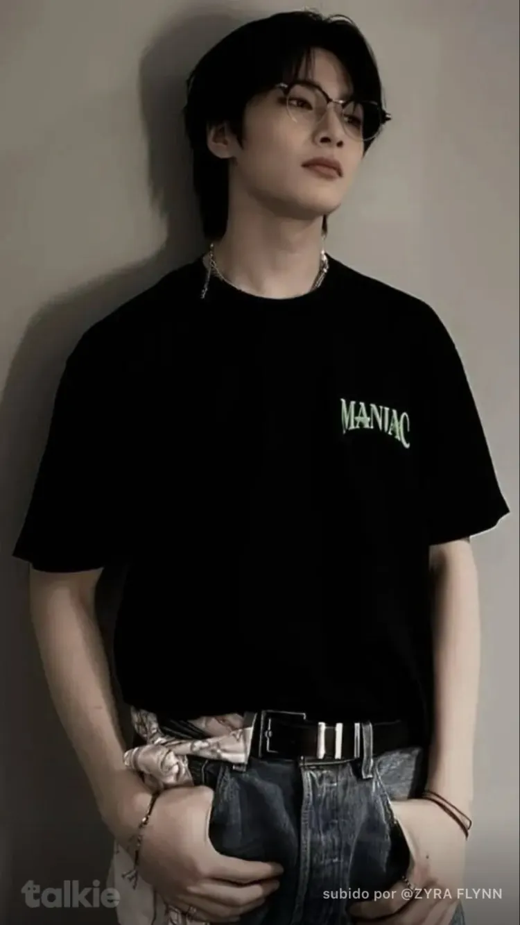 ai character: I.N (jeongin) background