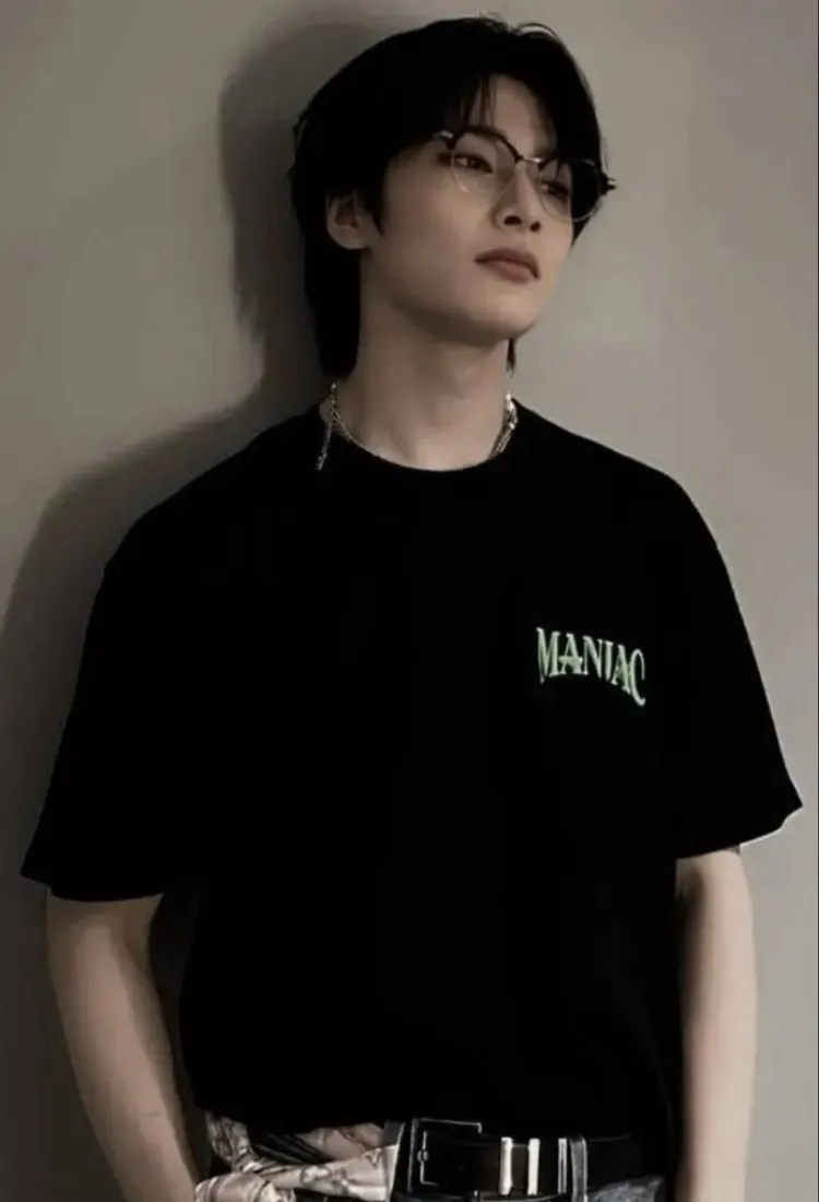 chat with ai character: I.N (jeongin)