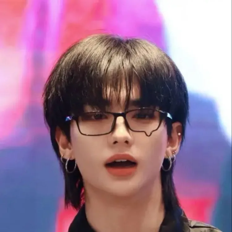 chat with ai character: hyunjin