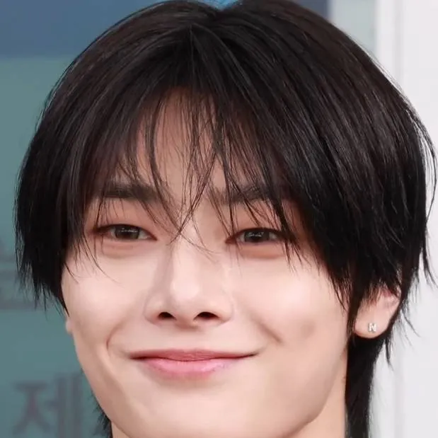 chat with ai character: i.n (jeongin)