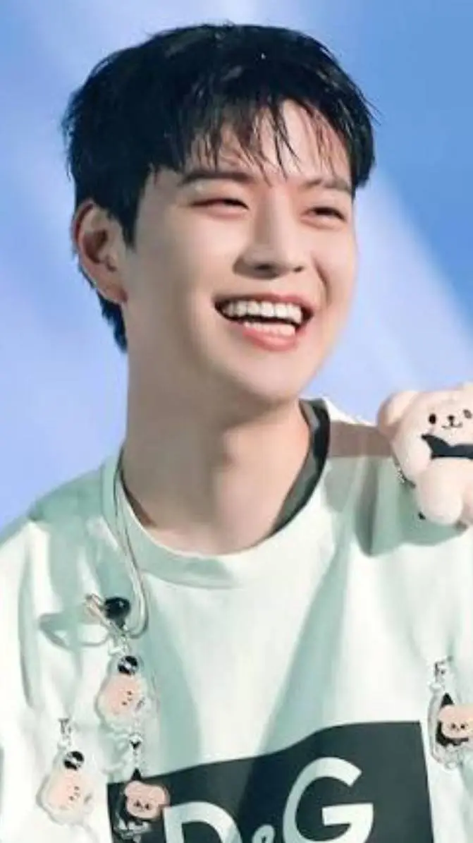 ai character: Seugmin 😊 background