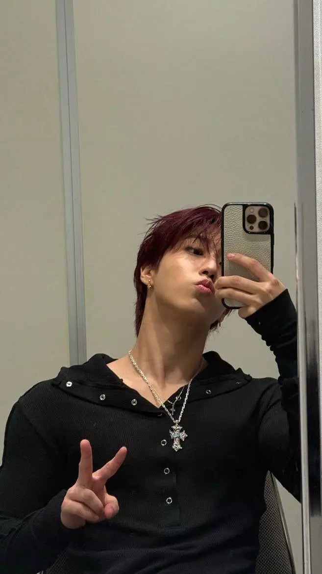 ai character: Han Jisung  background