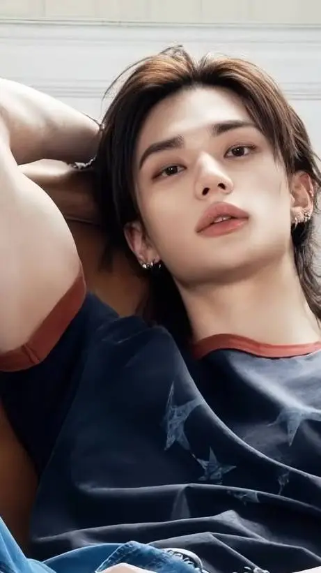 ai character: Hyunjin  background