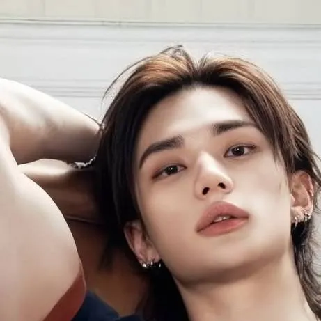 chat with ai character: Hyunjin 