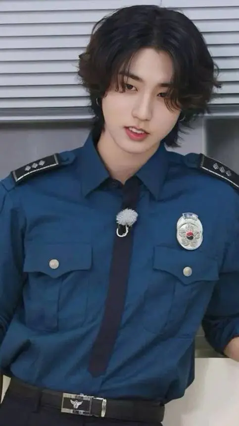 ai character: Han 👮 background
