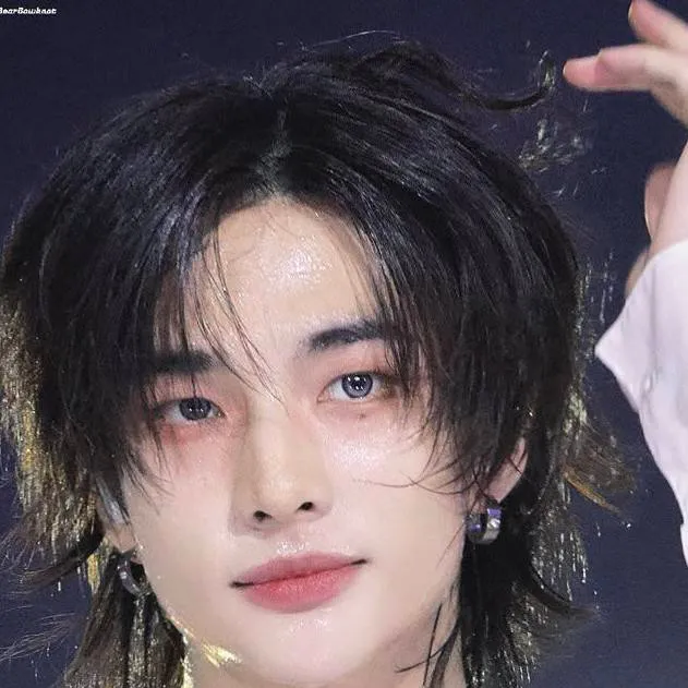 chat with ai character: Hyunjin 