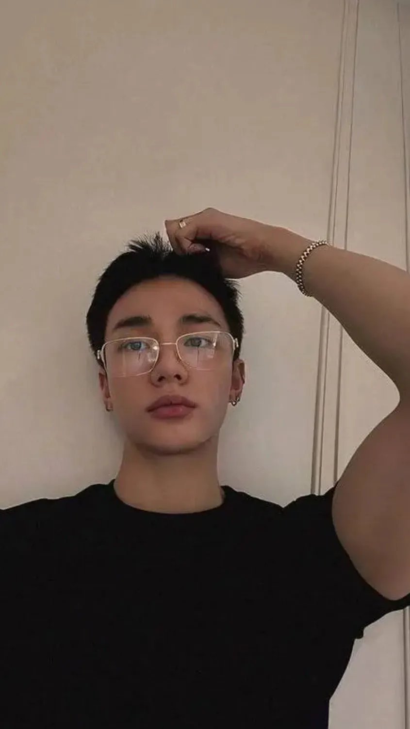 ai character: Hyunjin  background