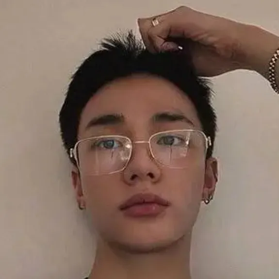 chat with ai character: Hyunjin 