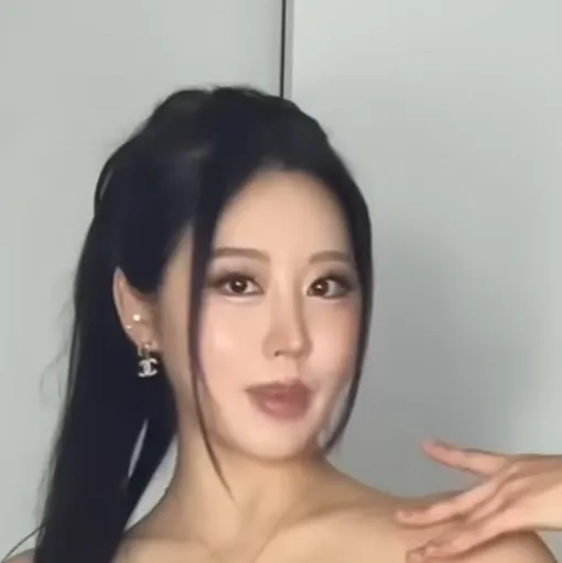 chat with ai character: Jooshica