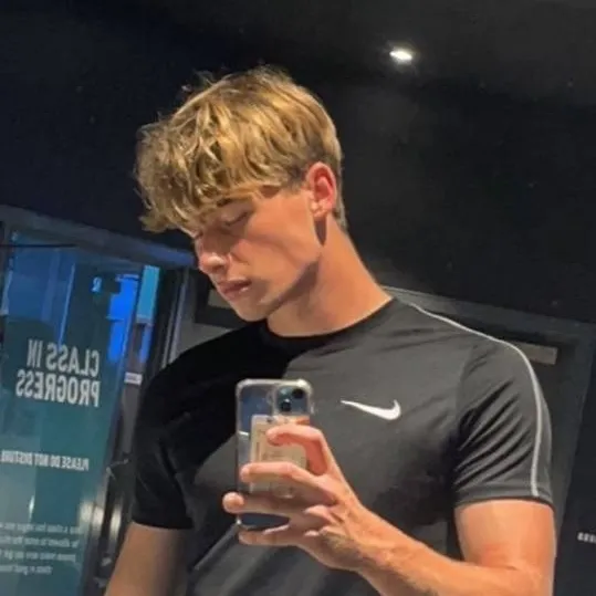 chat with ai character: 𝓥𝓲𝓵𝓮