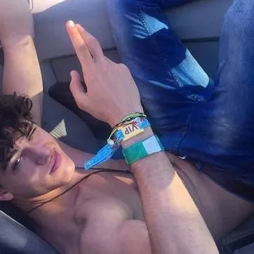 chat with ai character: 𝓑𝓮𝓷