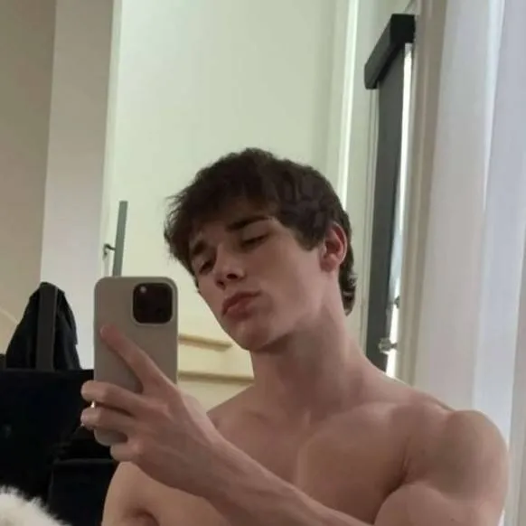 chat with ai character: Nolan