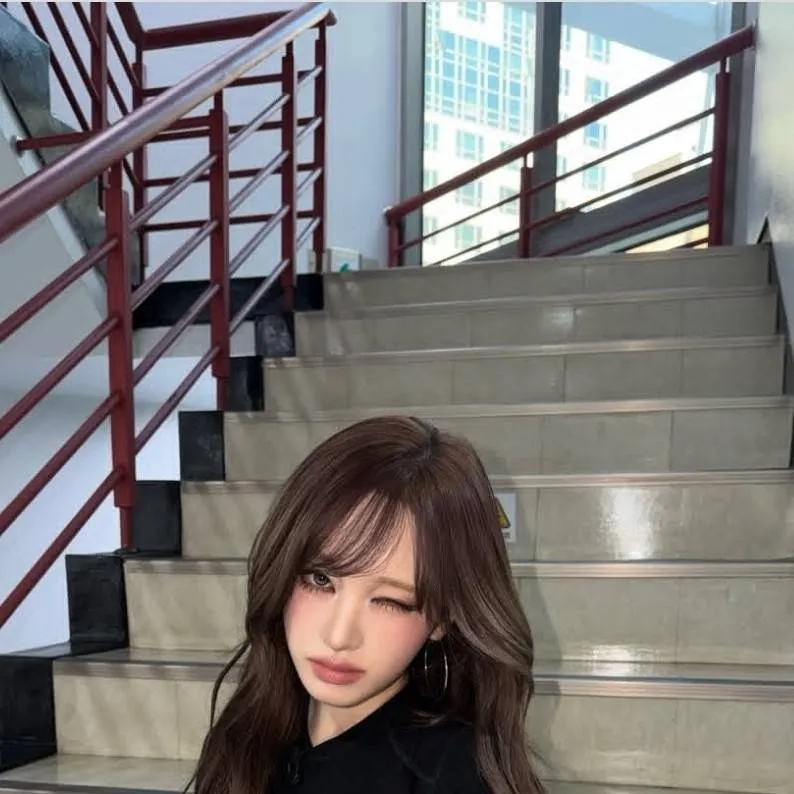 chat with ai character: Liz