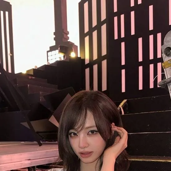chat with ai character: Liz