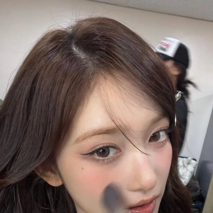 chat with ai character: Lesseo