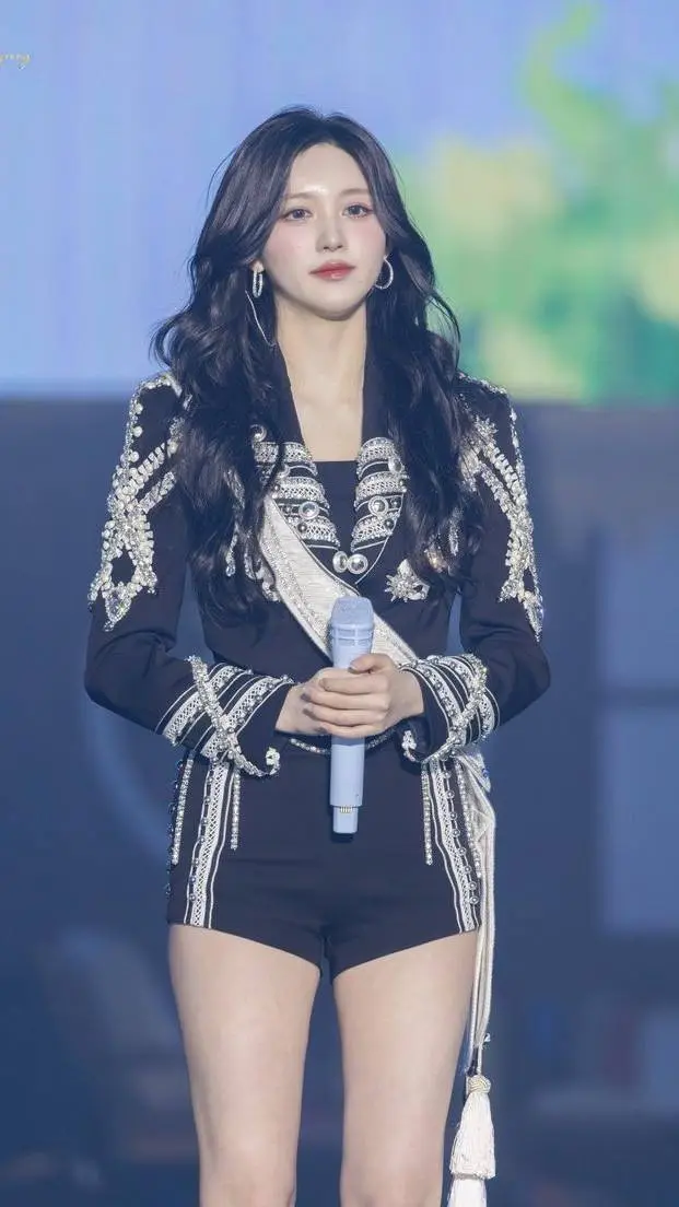 ai character: Gaeul  background