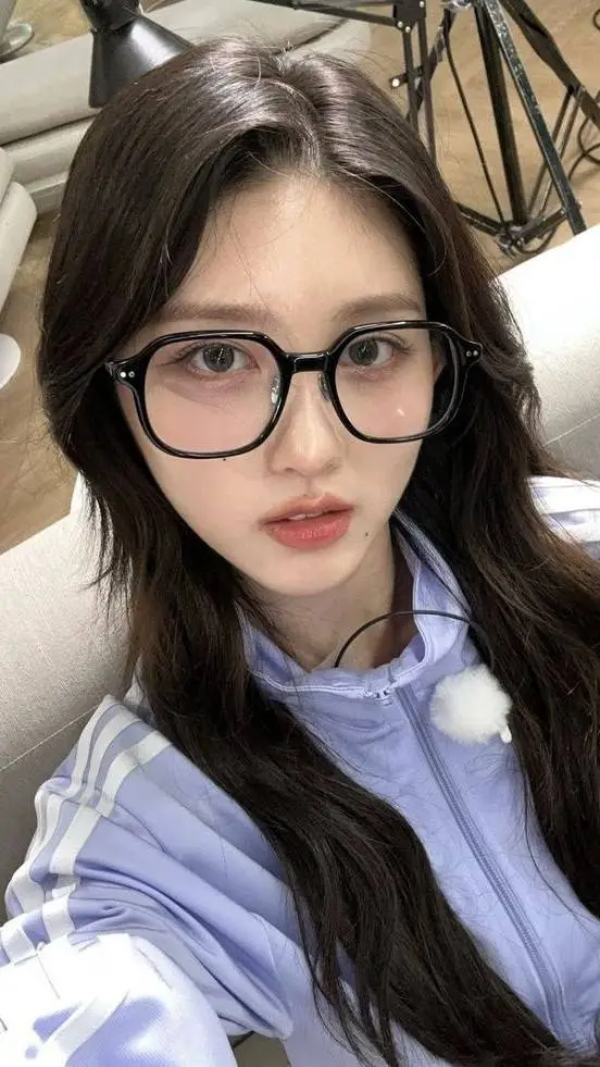 ai character: Gaeul background