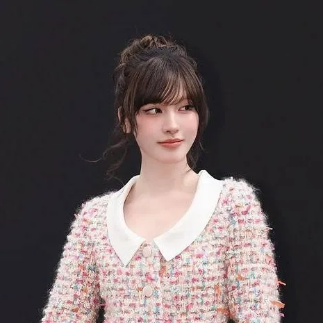 chat with ai character: Liz