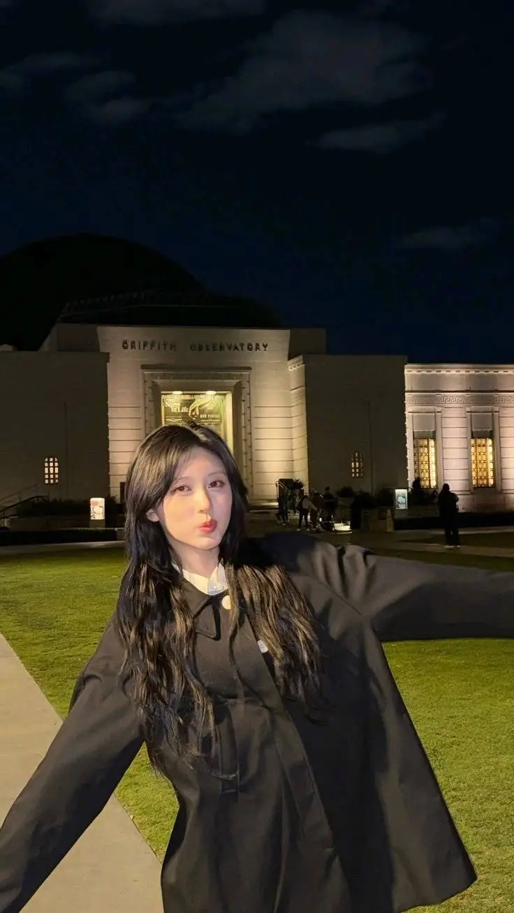 ai character: Gaeul  background
