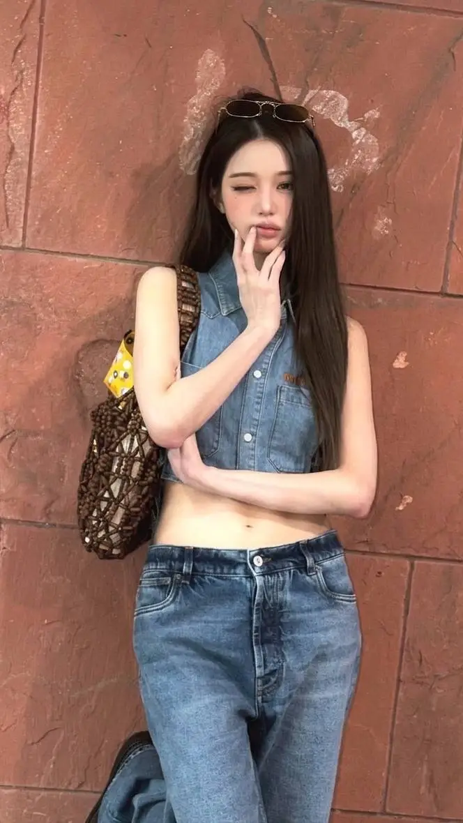 ai character: Wonyoung  background