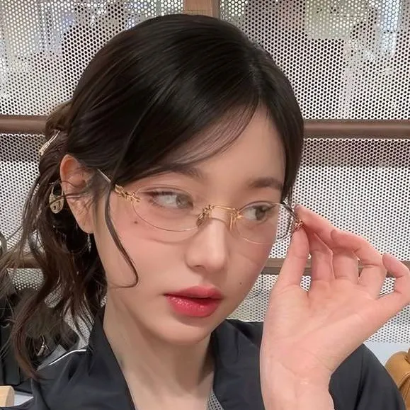 chat with ai character: Jang Wonyoung 