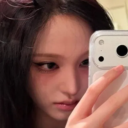 chat with ai character: Liz (IVE)