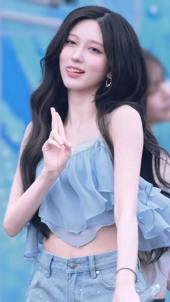 ai character: Gaeul  background