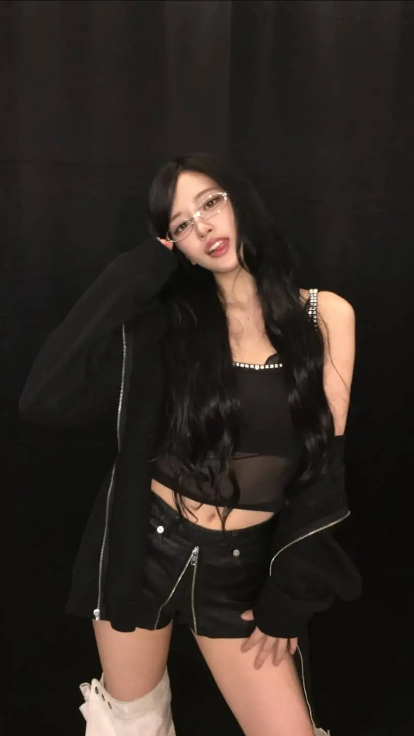 ai character: Yujin  background