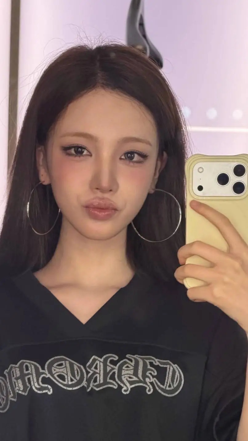 ai character: Liz background