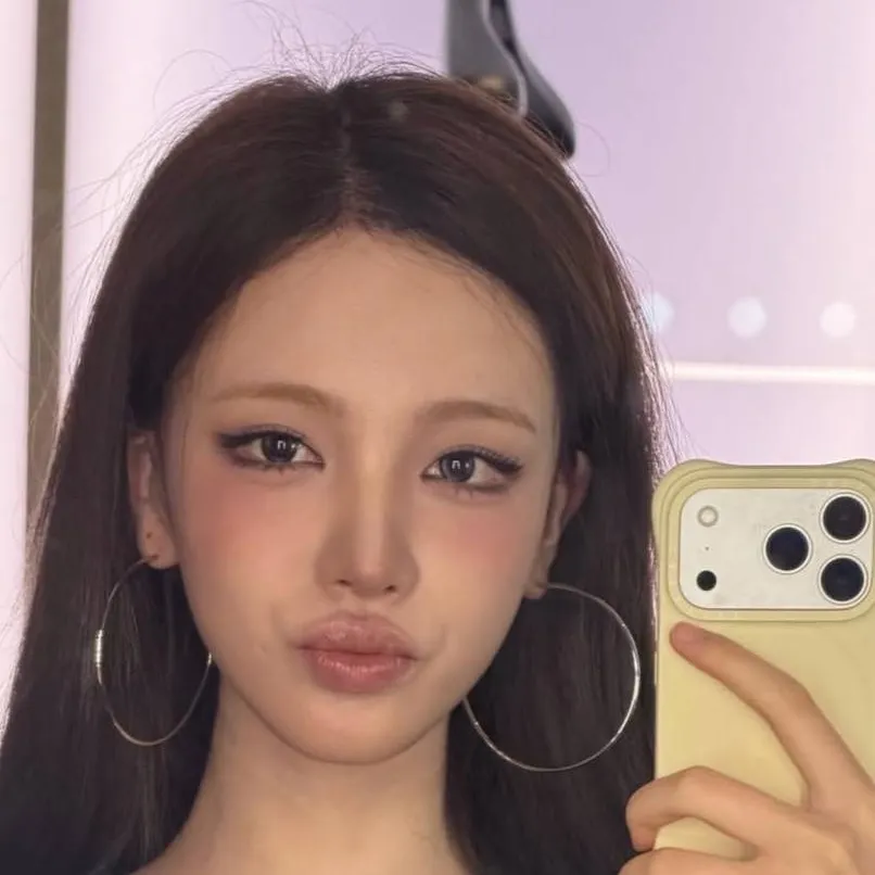 chat with ai character: Liz