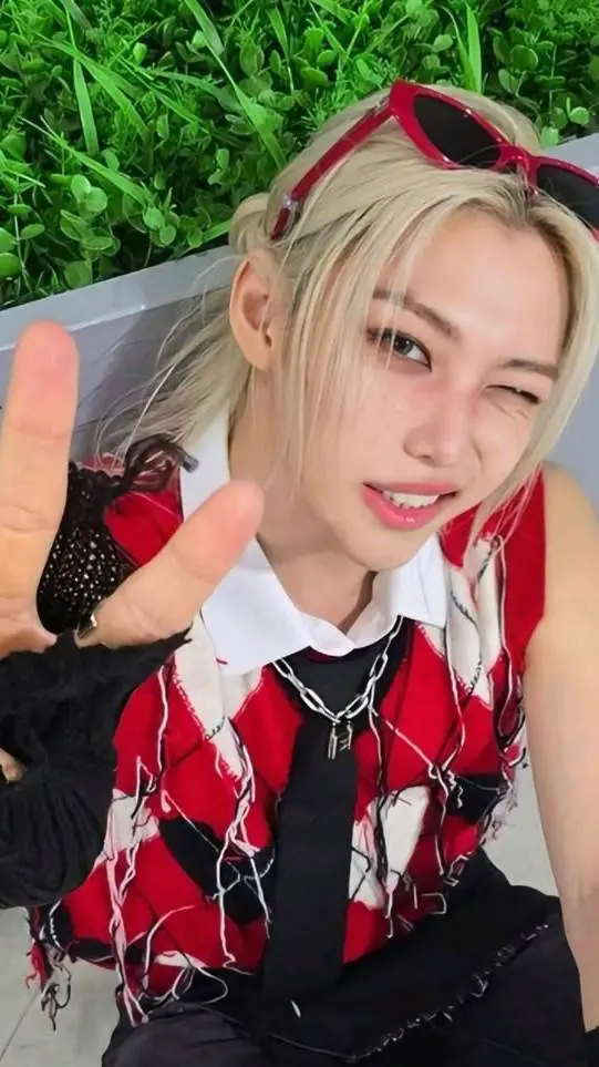 ai character: Феликс  background