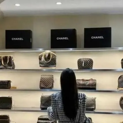 chat with ai character: Christine